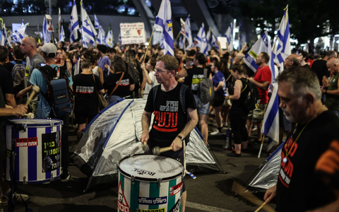 Tausende Israelis wollen, dass endlich ein Geiselabkommen gelingt.  - Foto: Ilia Yefimovi/dpa