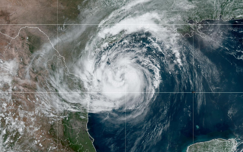 Der Sturm «Beryl» gewinnt kurz vor der Küste von Texas wieder an Kraft. - Foto: Noaa/ZUMA Press Wire/dpa Der Sturm «Beryl» gewinnt kurz vor der Küste von Texas wieder an Kraft. - Foto: Noaa/ZUMA Press Wire/dpa