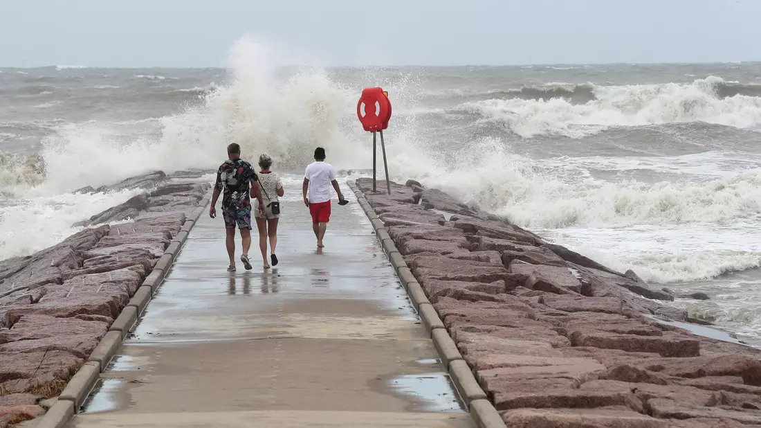 Kurz vor Texas macht sich der Sturm «Beryl» bereits bemerkbar. - Bild: Jennifer Reynolds/The Galveston County Daily News/AP/dpa