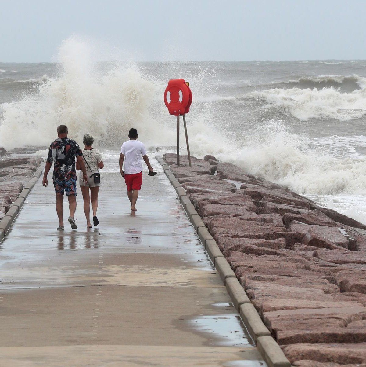 Kurz vor Texas macht sich der Sturm «Beryl» bereits bemerkbar. - Foto: Jennifer Reynolds/The Galveston County Daily News/AP/dpa