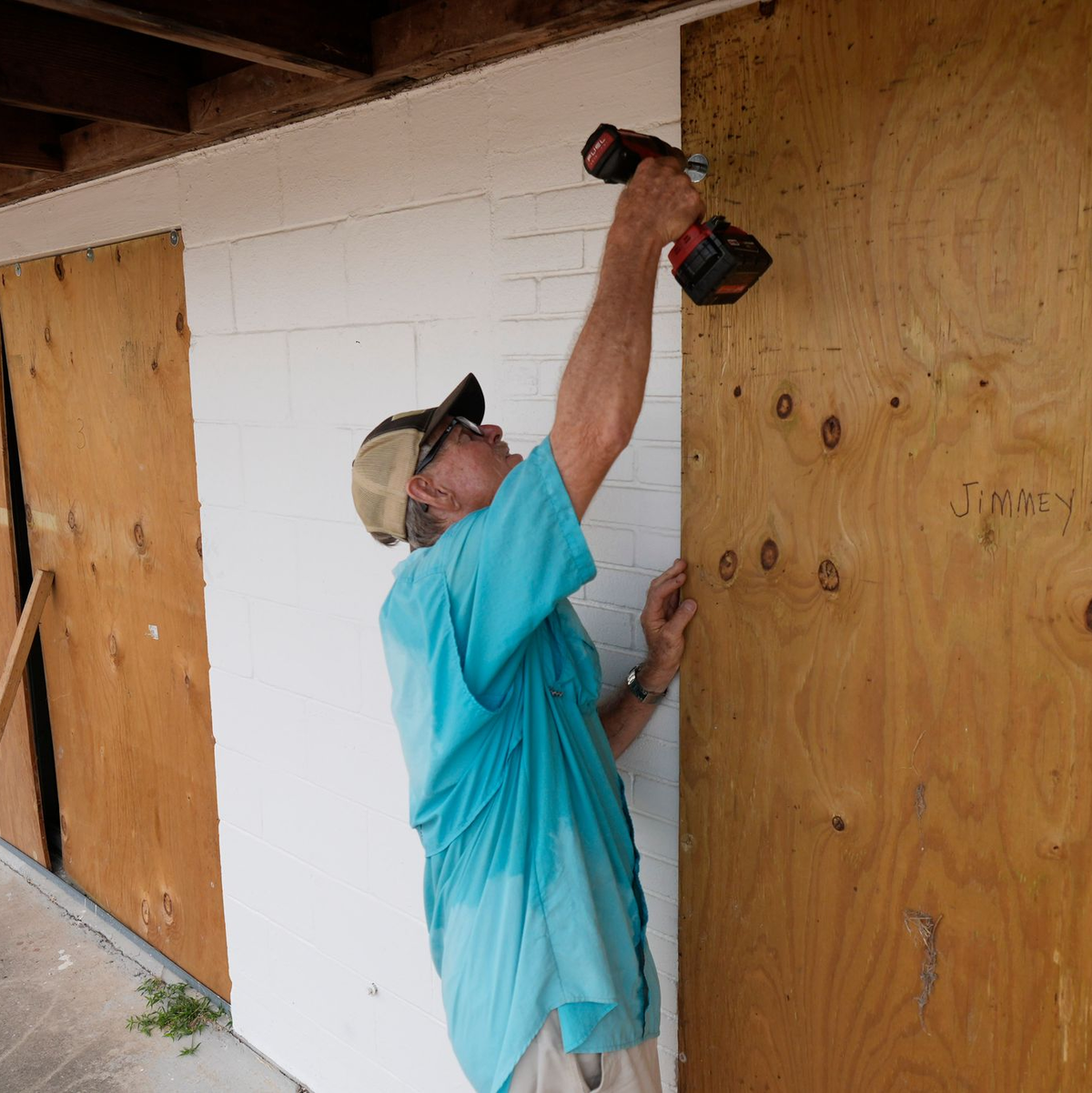 An der texanischen Golfküste wappnen sich die Menschen für den Sturm «Beryl». - Foto: Eric Gay/AP/dpa