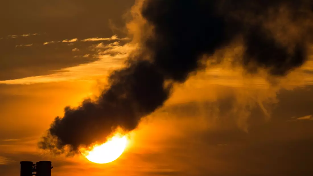 Die Morgensonne scheint hinter qualmenden Schornsteinen eines Blockheizkraftwerks in Frankfurt (Oder) (Brandenburg). - Bild: picture alliance / dpa