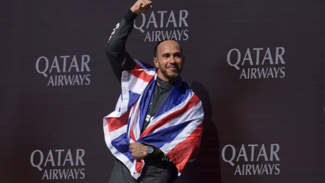 Mercedes-Pilot Lewis Hamilton jubelt nach seinem Sieg in Silverstone. - Bild: Andrew Matthews/PA Wire/dpa