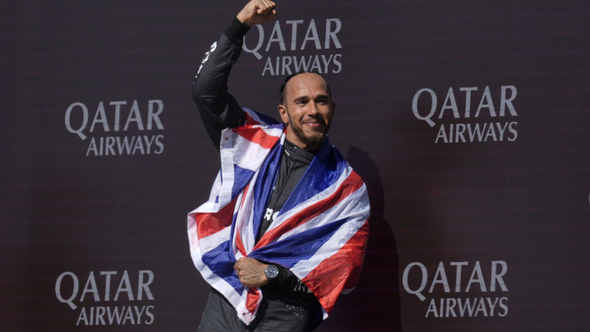 Mercedes-Pilot Lewis Hamilton jubelt nach seinem Sieg in Silverstone. - Foto: Andrew Matthews/PA Wire/dpa