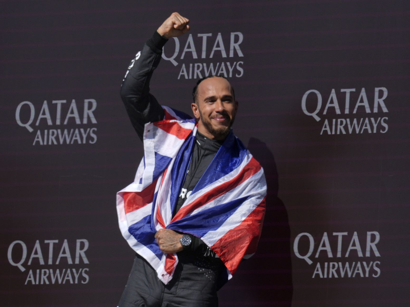 Mercedes-Pilot Lewis Hamilton jubelt nach seinem Sieg in Silverstone. - Foto: Andrew Matthews/PA Wire/dpa