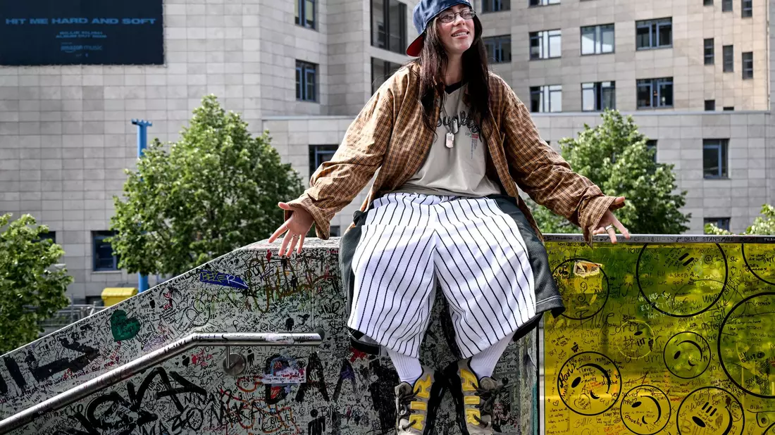 Die amerikanische Sängerin Billie Eilish trägt gerne weiße Socken. - Bild: Britta Pedersen/dpa