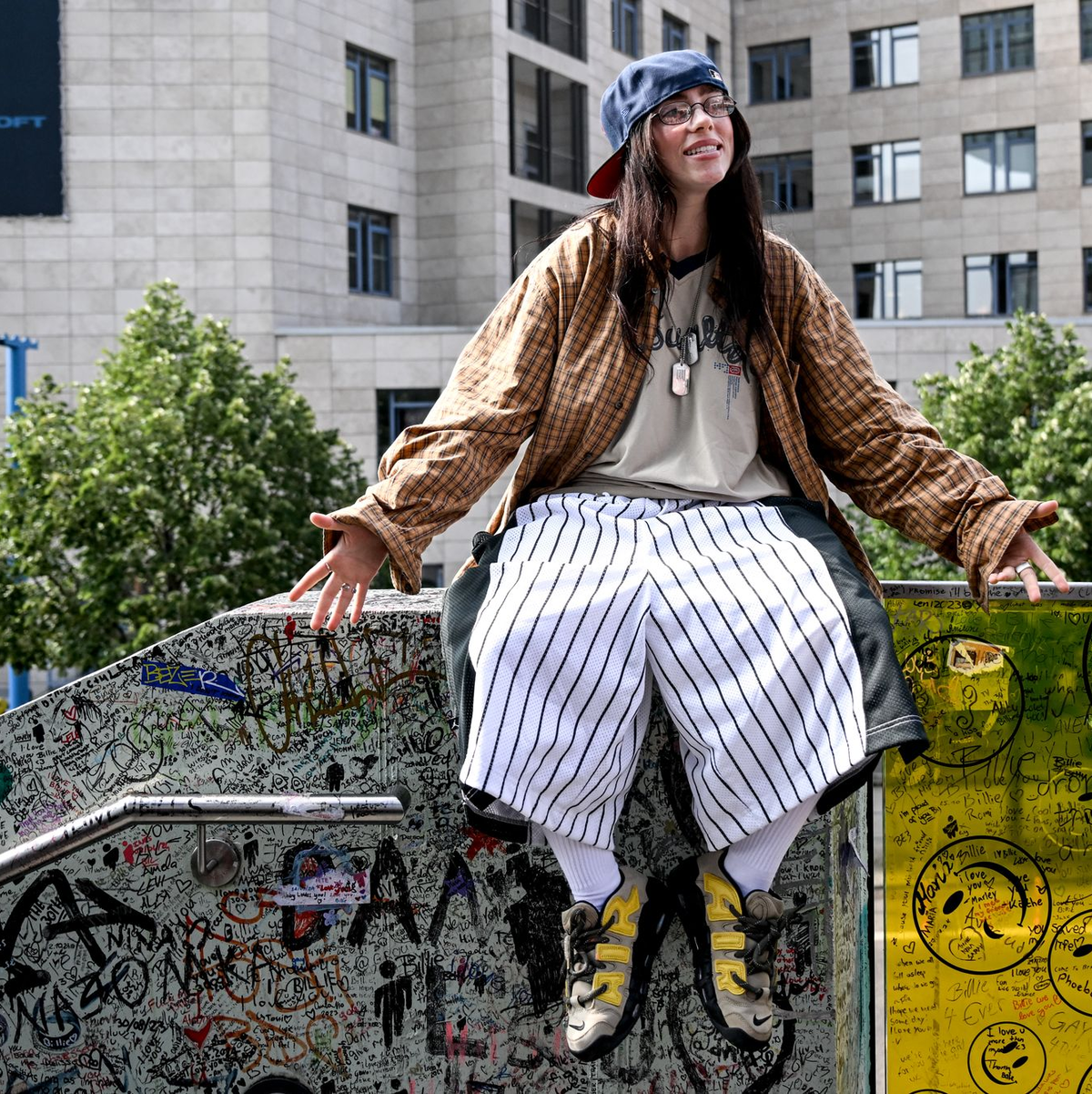Die amerikanische Sängerin Billie Eilish trägt gerne weiße Socken. - Foto: Britta Pedersen/dpa