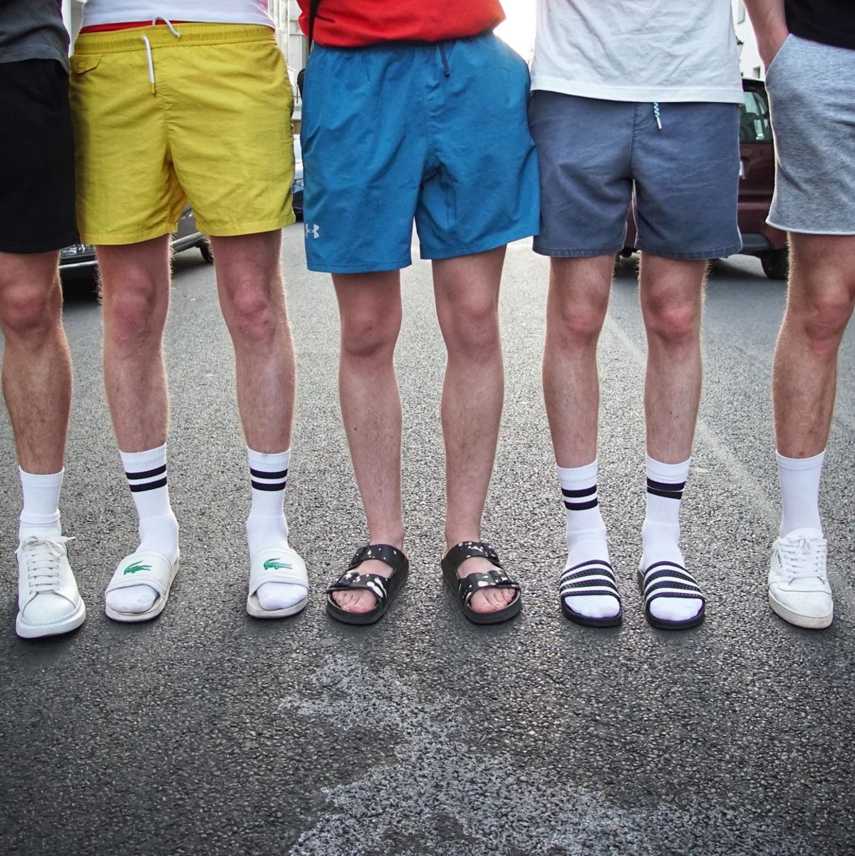 Weiße Socken sind angesagt - zur Shorts werden sie gut sichtbar hochgezogen - Foto: Alexander Blum/dpa