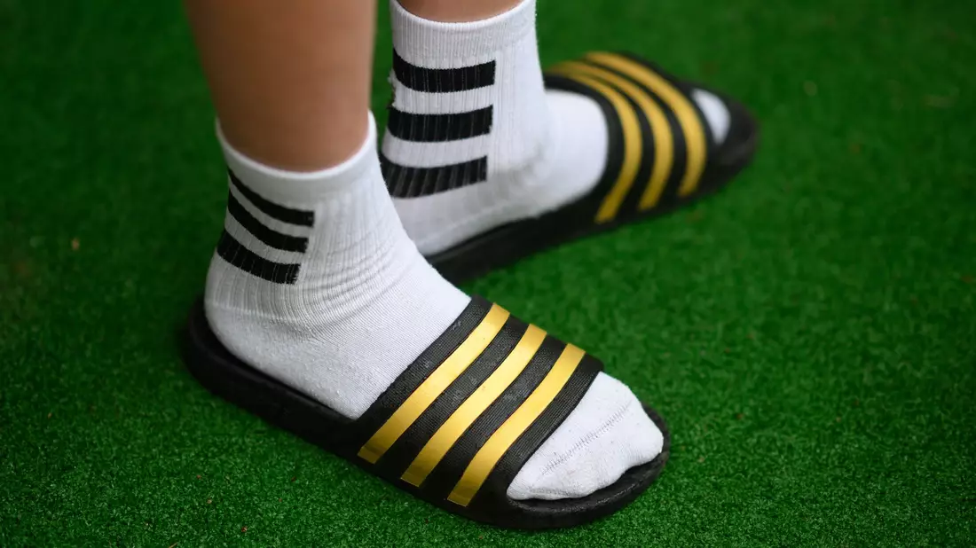 Kein No-Go mehr: Weiße Socken und Schlappen gelten manchen Leuten als Trend. - Bild: Robert Michael/dpa