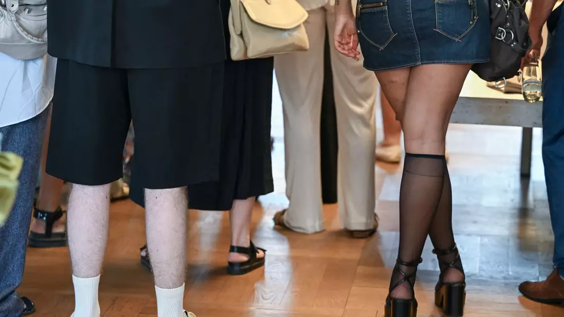 Längst kein Problem mehr. Weiße Socken - hochgezogen - sind kein modisches No-Go mehr. - Bild: Jens Kalaene/dpa