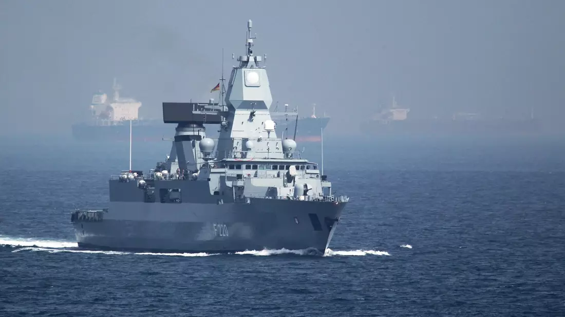 Fregatte Hamburg läuft zum Flugkörperschießen aus - Bild: presseportal.de