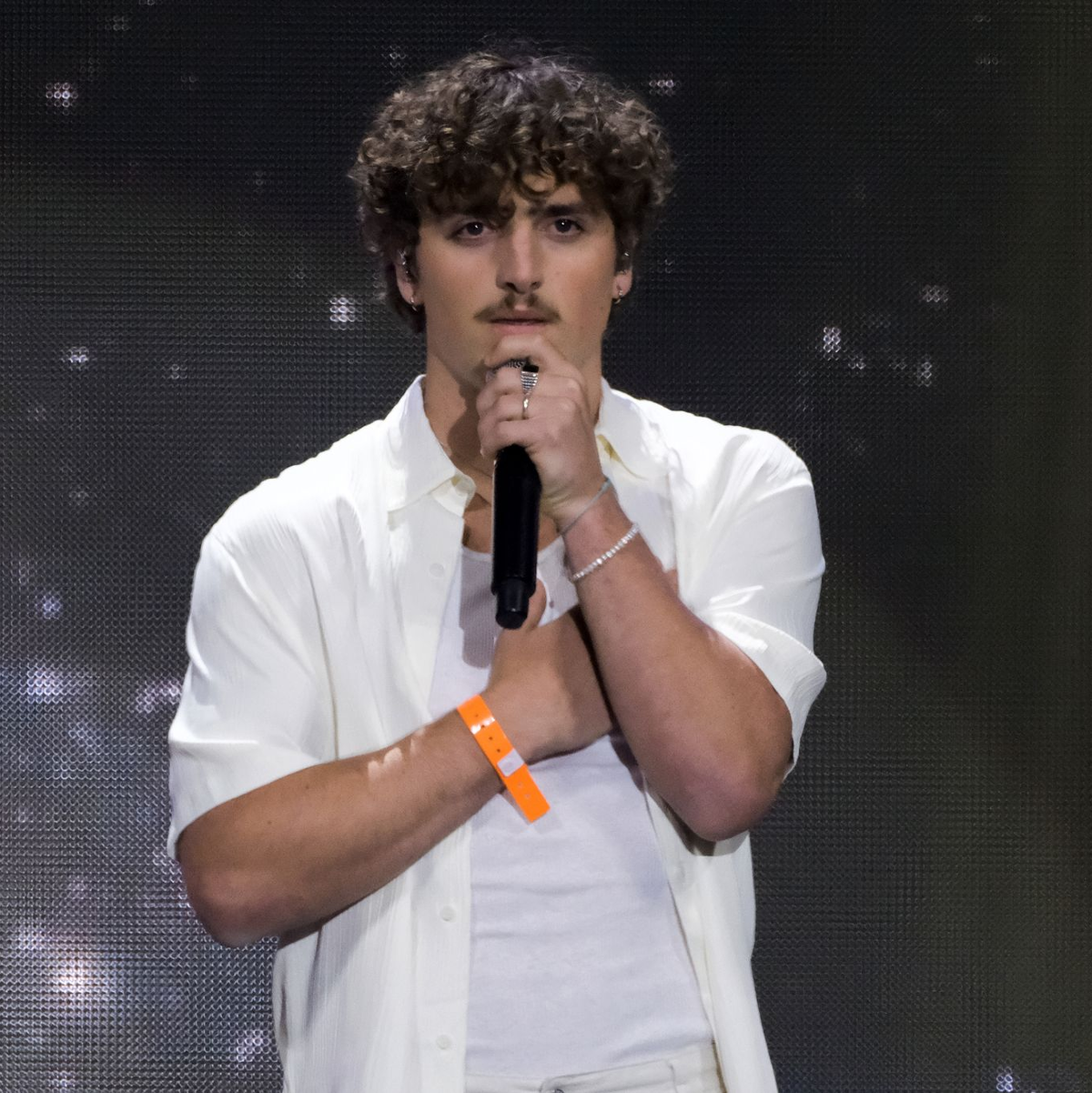 Benson Boone hat den bisherigen Hit des Jahres gelandet: Der 22-Jährige sieht so aus, wie sich viele im Klischee einen GenZ-Mann vorstellen: schlank, wuscheliges Haar, Schmuck und Schnurrbart. - Foto: Atilano Garcia/SOPA Images via ZUMA Press Wire/dpa