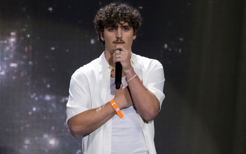 Benson Boone hat den bisherigen Hit des Jahres gelandet: Der 22-Jährige sieht so aus, wie sich viele im Klischee einen GenZ-Mann vorstellen: schlank, wuscheliges Haar, Schmuck und Schnurrbart. - Foto: Atilano Garcia/SOPA Images via ZUMA Press Wire/dpa
