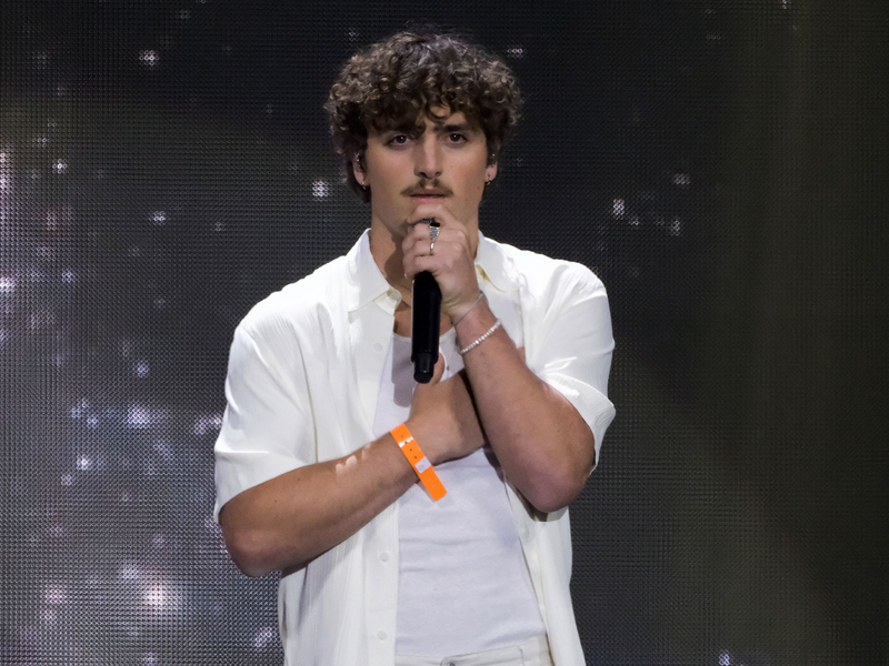 Benson Boone hat den bisherigen Hit des Jahres gelandet: Der 22-Jährige sieht so aus, wie sich viele im Klischee einen GenZ-Mann vorstellen: schlank, wuscheliges Haar, Schmuck und Schnurrbart. - Foto: Atilano Garcia/SOPA Images via ZUMA Press Wire/dpa