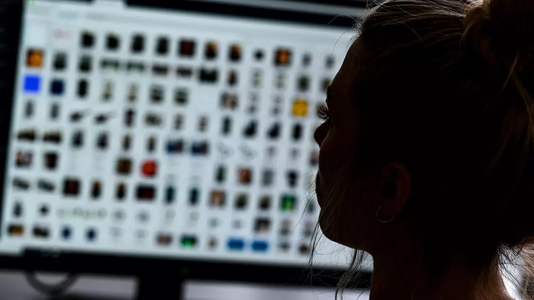 Um den sexuellen Missbrauch von Kindern aufzudecken, werten Ermittler auch Fotos und Videos aus. - Bild: Arne Dedert/dpa