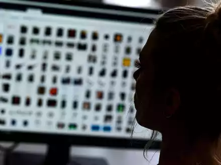 Der Mann erhielt Kinderfotos zugeschickt, die er mit Hilfe Künstlicher Intelligenz veränderte. (Symbolbild) - Foto: Arne Dedert/dpa
