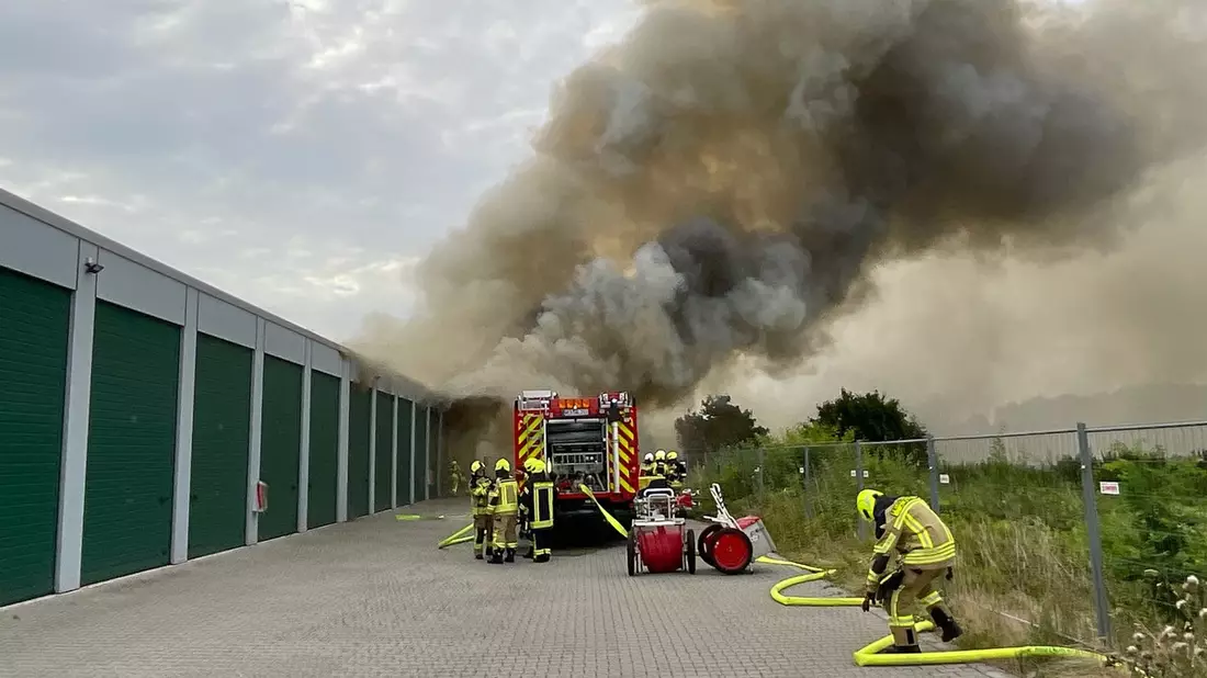 FW Alpen: Großgaragenbrand in Alpener Gewerbegebiet - Bild: presseportal.de