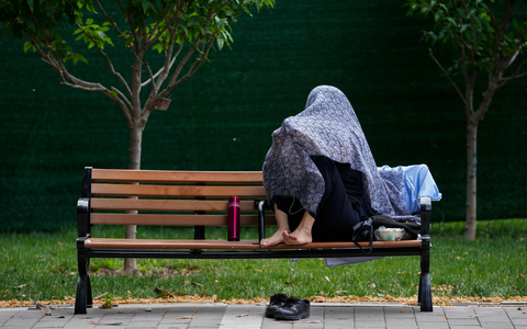 Eine Frau in China schützt sich mit einem Tuch vor der Sonne. - Foto: Andy Wong/AP