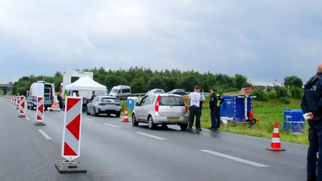 BPOL NRW: Bundespolizei vollstreckt mehrere nationale und internationale Haftbefehle und verweigert einem gewaltbereiten Fußballanhänger die Einreise nach Deutschland - Bild: presseportal.de