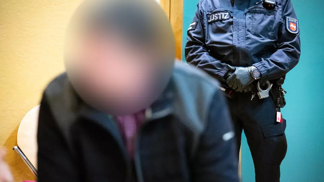 Der Mann sei mit besonders hoher krimineller Energie vorgegangen, sagte der Vorsitzende Richter Volker Stronczyk. (Archivbild) - Bild: Sina Schuldt/dpa