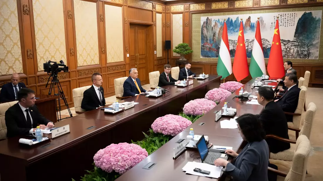 Vor seiner Ankunft in China war Ungarns Ministerpräsident Viktor Orban in Russland und der Ukraine zu Gesprächen über den laufenden Krieg.  - Bild: Vivien Cher Benko/Ungarisches Presseamt des Premierministers/MTI via AP/dpa