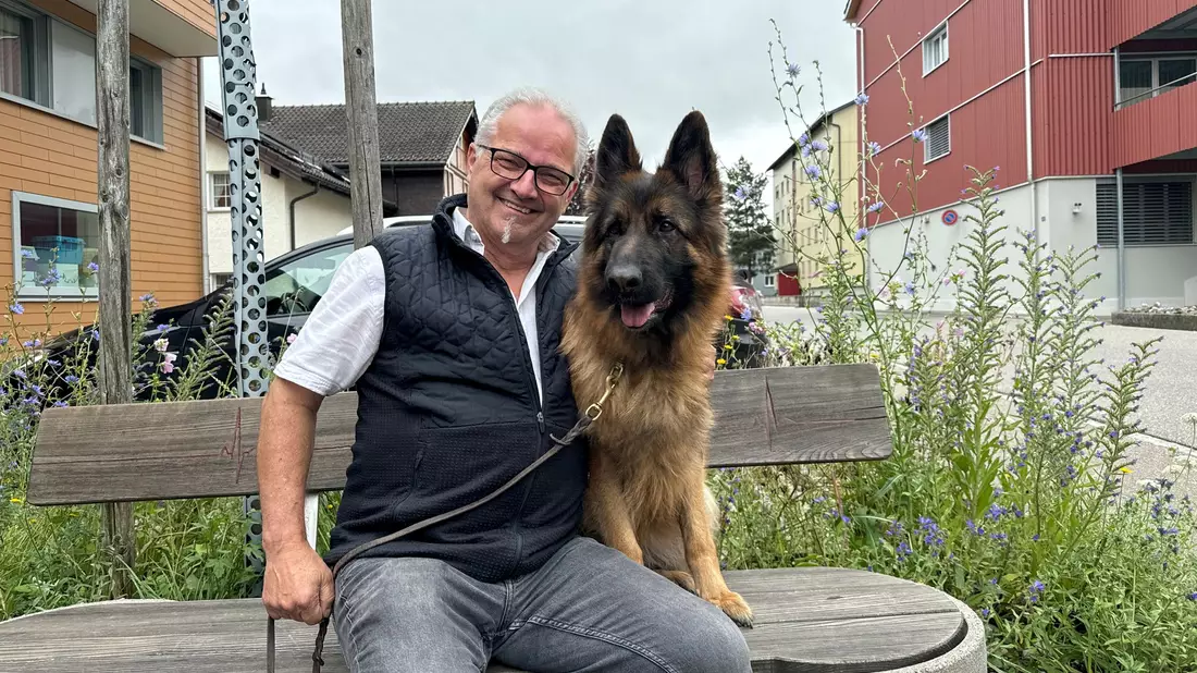 Ein Hundehalter aus Baden-Württemberg freut sich über die Rettung seiner totgeglaubten Hündin Ayla. - Bild: Kantonspolizei Appenzell I.Rh./dpa