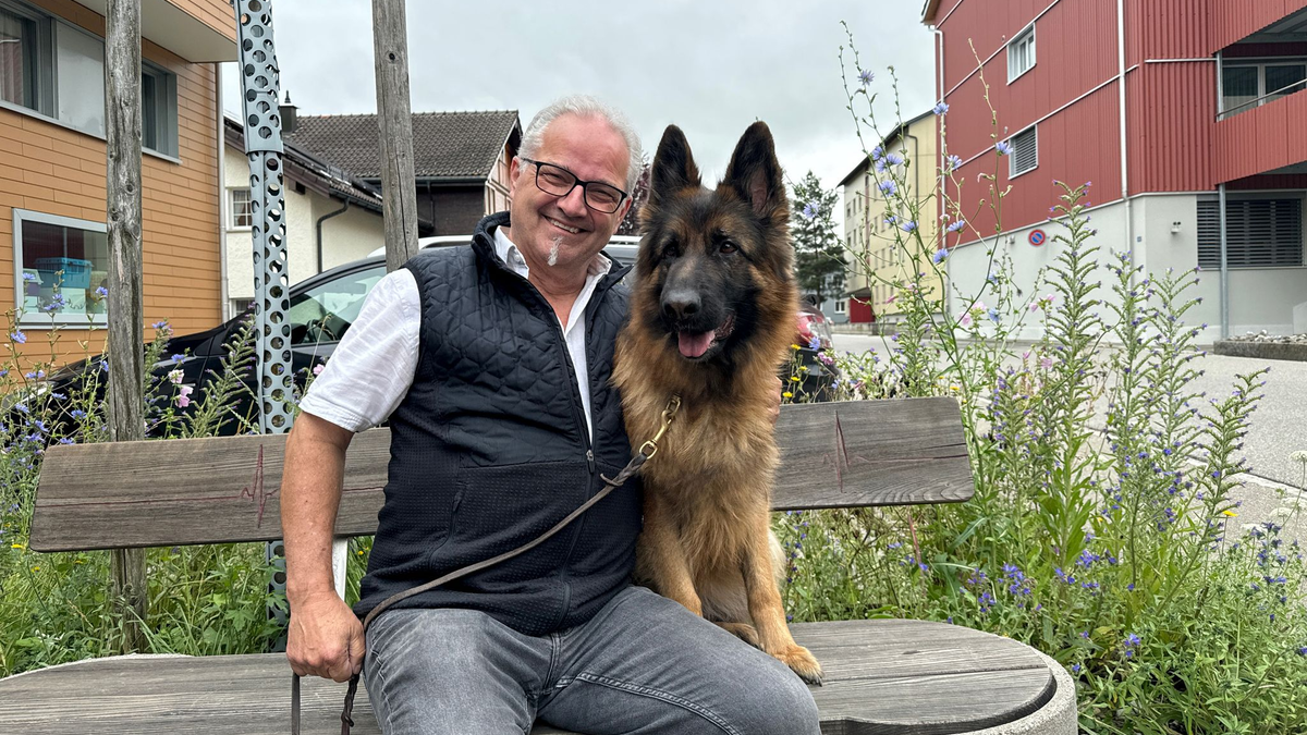 Ein Hundehalter aus Baden-Württemberg freut sich über die Rettung seiner totgeglaubten Hündin Ayla. - Foto: Kantonspolizei Appenzell I.Rh./dpa