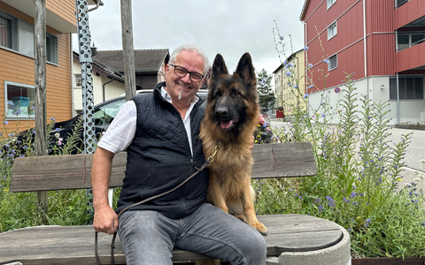 Ein Hundehalter aus Baden-Württemberg freut sich über die Rettung seiner totgeglaubten Hündin Ayla. - Foto: Kantonspolizei Appenzell I.Rh./dpa