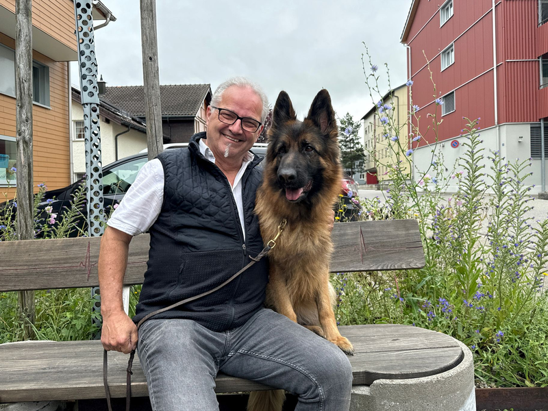 Ein Hundehalter aus Baden-Württemberg freut sich über die Rettung seiner totgeglaubten Hündin Ayla. - Foto: Kantonspolizei Appenzell I.Rh./dpa