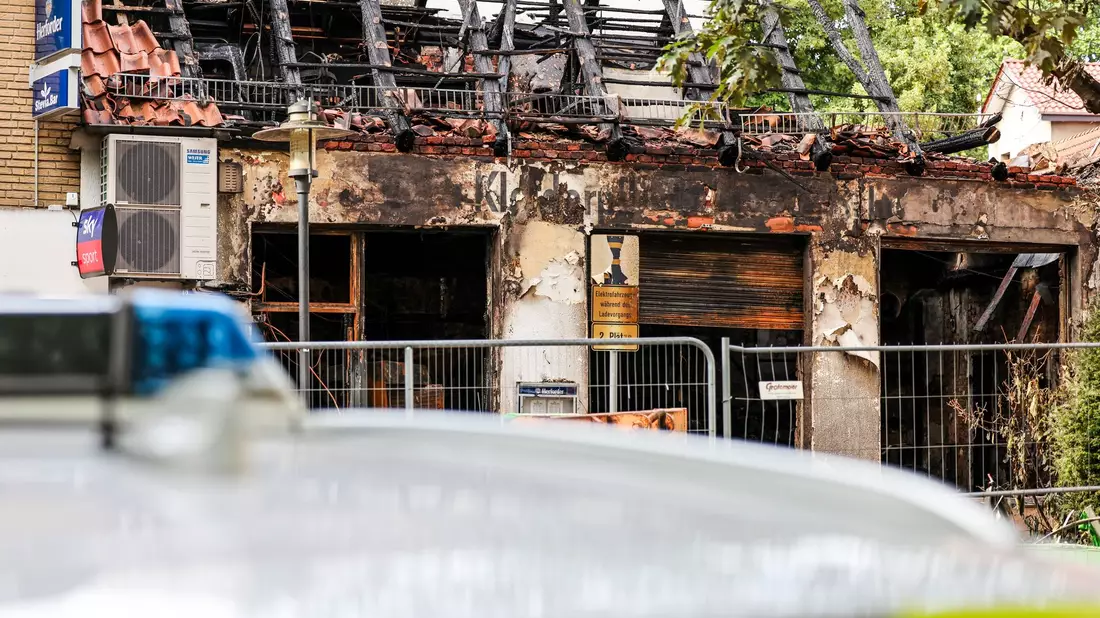 Am Tag nach dem Feuer müssen erst Statiker klären, wann die Polizei den Brandort begehen kann  - Bild: Christoph Reichwein/dpa