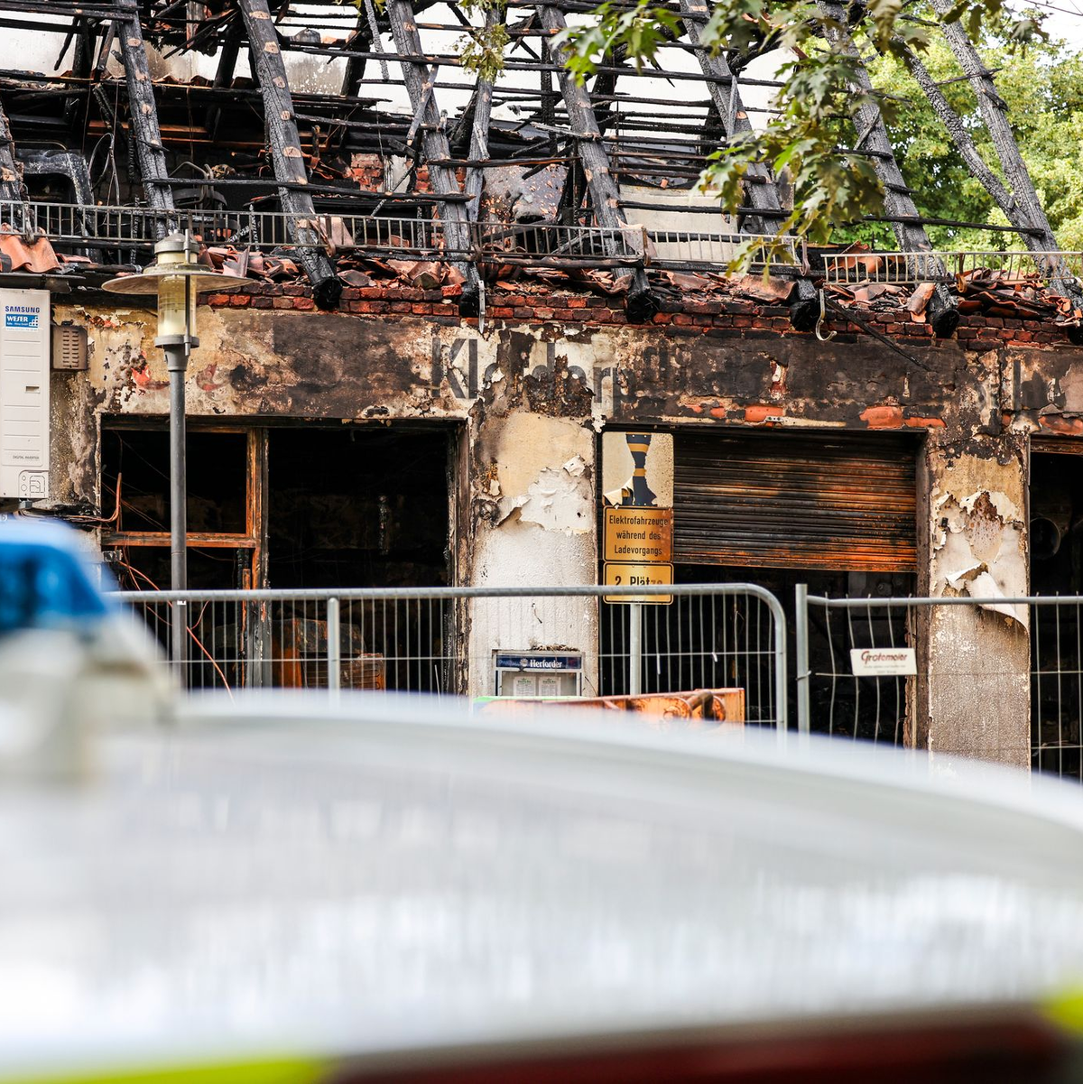 Am Tag nach dem Feuer müssen erst Statiker klären, wann die Polizei den Brandort begehen kann  - Foto: Christoph Reichwein/dpa