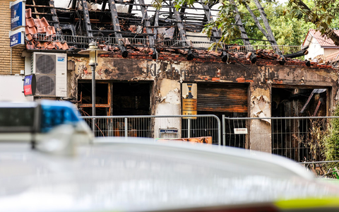 Am Tag nach dem Feuer müssen erst Statiker klären, wann die Polizei den Brandort begehen kann  - Foto: Christoph Reichwein/dpa