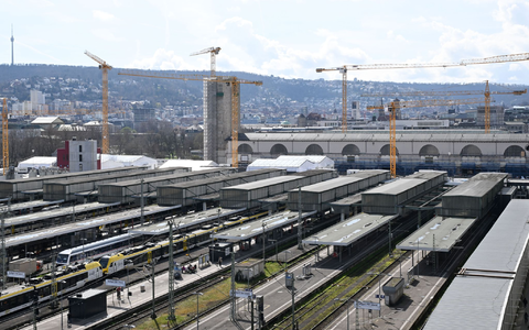 Am Hauptbahnhof Stuttgart soll ein Mann mit einem Messer zwei Reisende verletzt haben. (Symboloptik) - Foto: Bernd Weißbrod/dpa