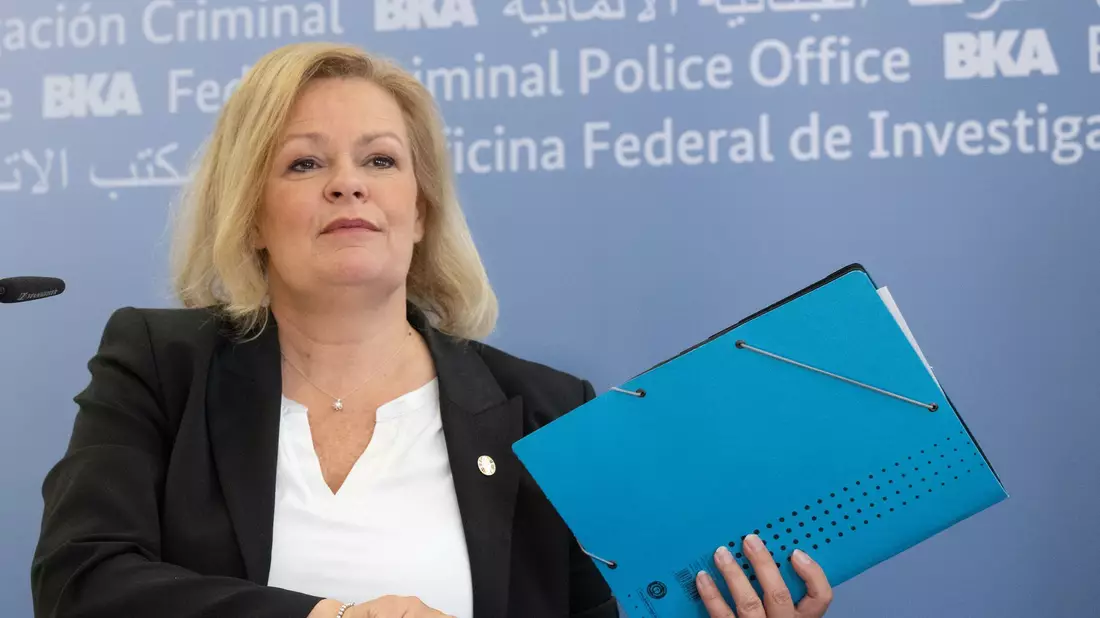 Bundesinnenministerin Nancy Faeser (SPD) erläutert gestiegene Fallzahlen bei Kindesmissbrauch - Bild: Boris Roessler/dpa