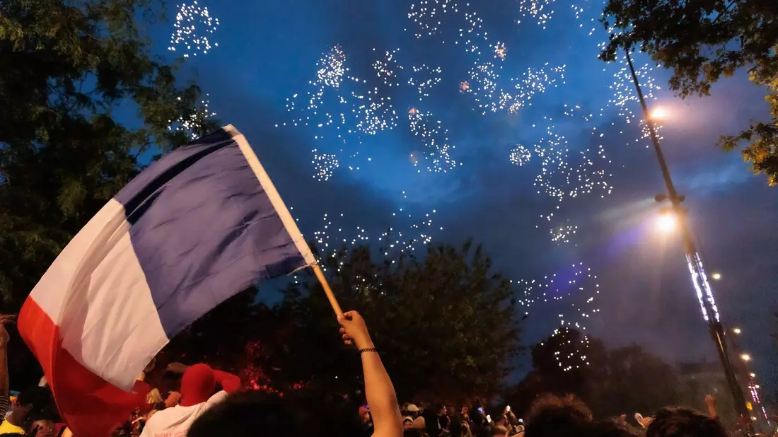 Viele Menschen in Frankreich sind erleichtert über den Wahlausgang. - Bild: Sadak Souici/ZUMA Press Wire/dpa