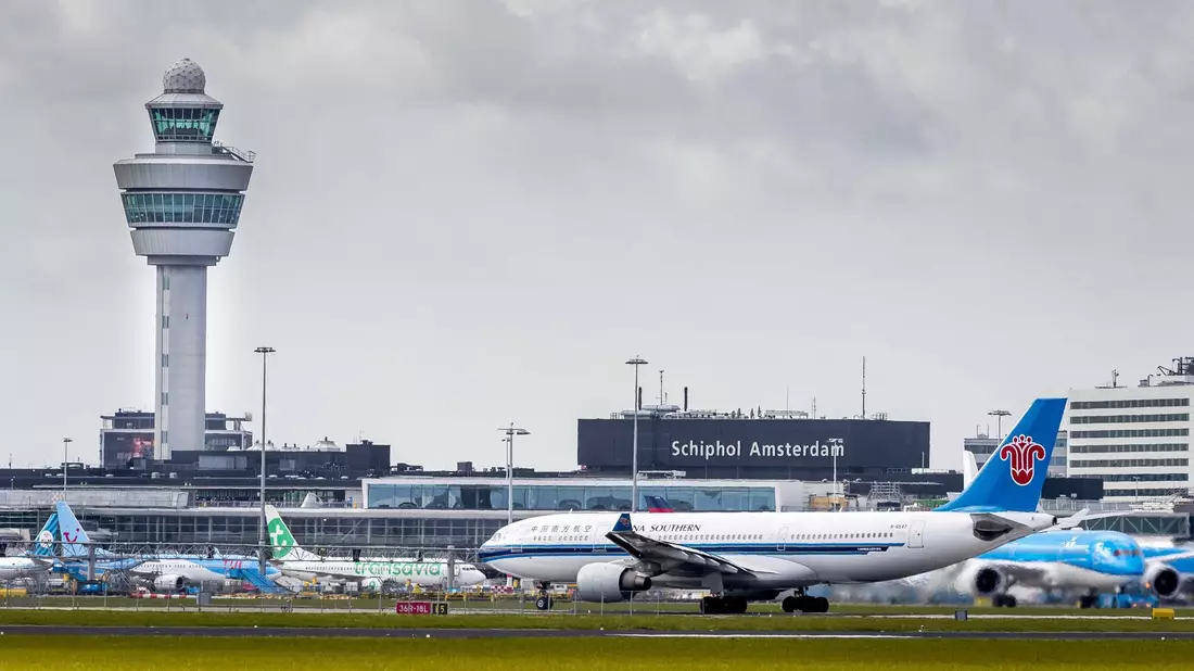 Weil er betrunken war, verpasste ein Steward in Amsterdam seinen Flug (Archivbild). - Bild: Lex Van Lieshout/ANP via epa/dpa