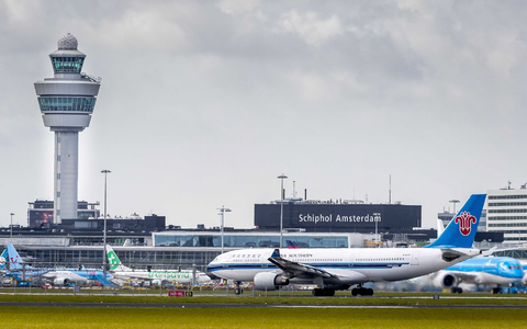 Weil er betrunken war, verpasste ein Steward in Amsterdam seinen Flug (Archivbild). - Foto: Lex Van Lieshout/ANP via epa/dpa Weil er betrunken war, verpasste ein Steward in Amsterdam seinen Flug (Archivbild). - Foto: Lex Van Lieshout/ANP via epa/dpa