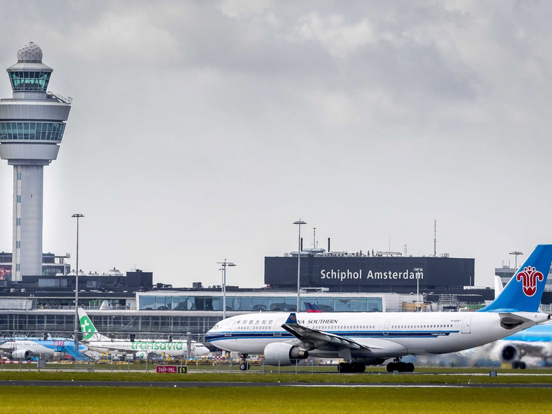 Weil er betrunken war, verpasste ein Steward in Amsterdam seinen Flug (Archivbild). - Foto: Lex Van Lieshout/ANP via epa/dpa