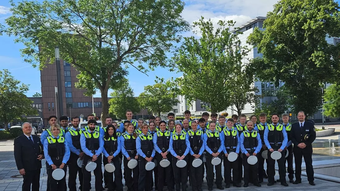 POL-DN: Das erste Mal auf Streife - Polizei Düren begrüßt 37 Kommissaranwärterinnen und -anwärter - Bild: presseportal.de