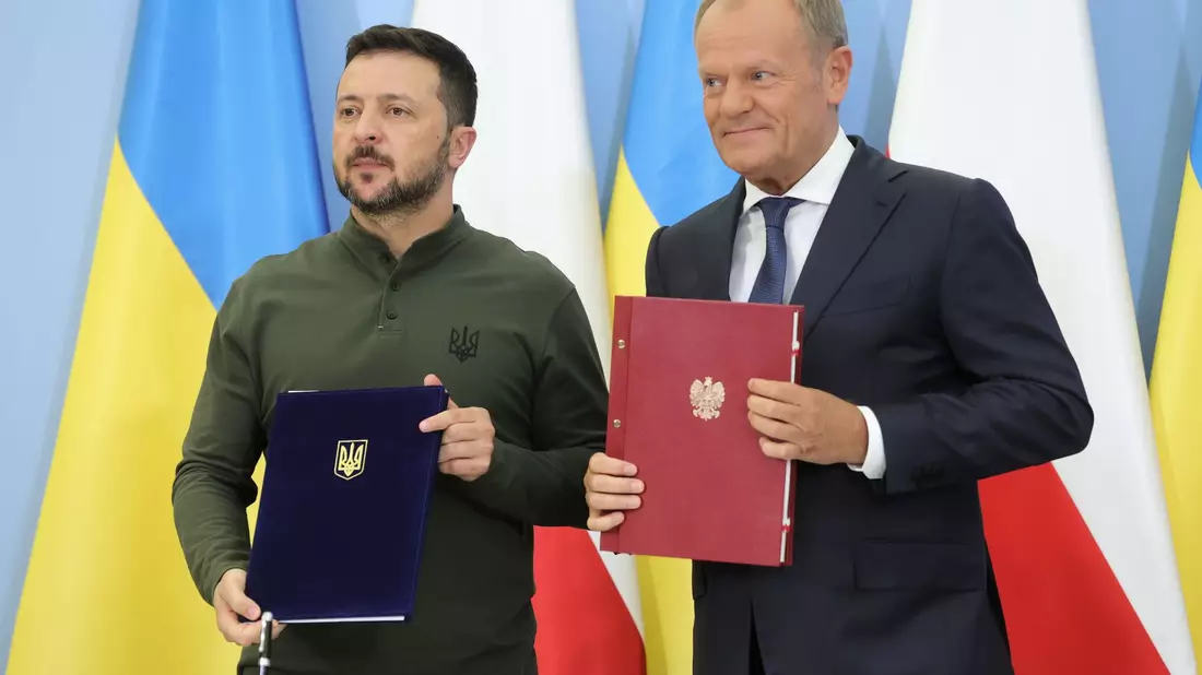 Tusk sieht in der Verteidigung der Ukraine auch eine Verteidigung des eigenen Landes. - Bild: Radek Pietruszka/PAP/dpa