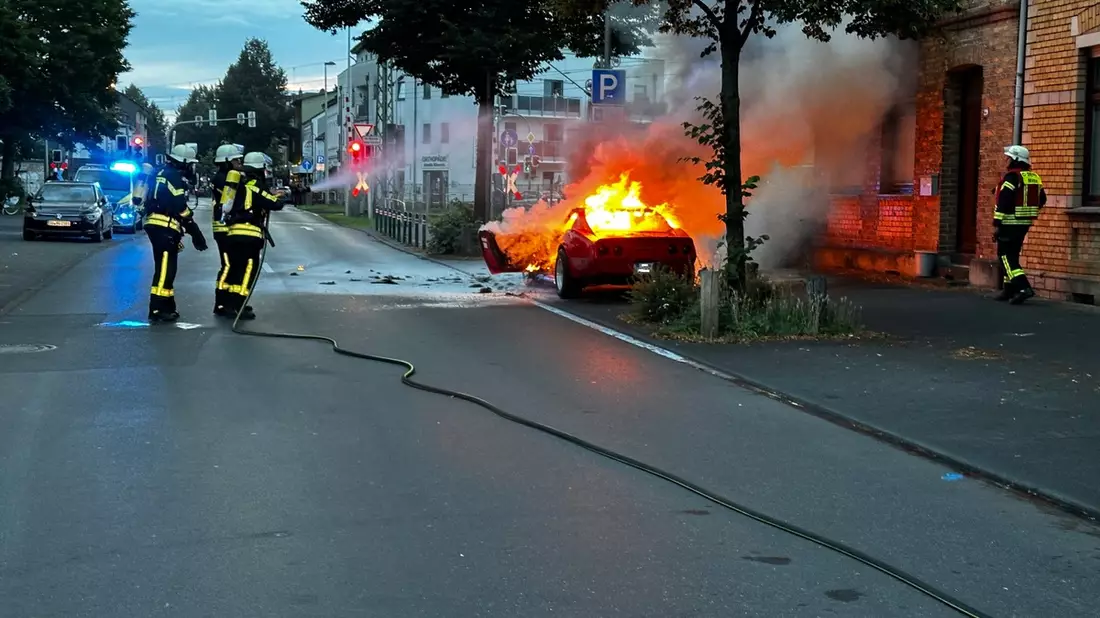 FW Hennef: PKW Brand; historisches Fahrzeug wird durch Feuer zerstört - Bild: presseportal.de