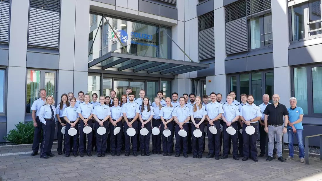 POL-GM: Polizeianwärterinnen und Polizeianwärter starten im Oberbergischen in ihr erstes Praktikum - Bild: presseportal.de