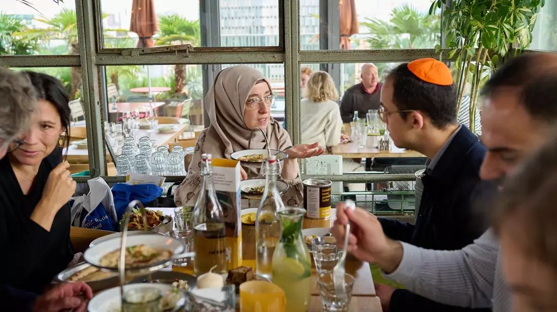 Vier Religionen an einem Tisch / Bundesweite Hilfsaktion Speisen für Waisen regt zur Verständigung zwischen den Religionen an - Bild: presseportal.de