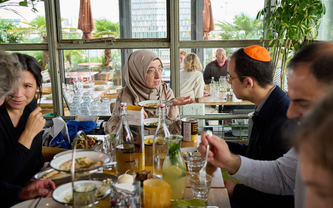 Vier Religionen an einem Tisch / Bundesweite Hilfsaktion Speisen für Waisen regt zur Verständigung zwischen den Religionen an - Foto: presseportal.de