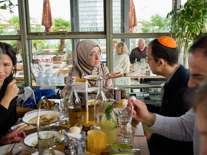 Vier Religionen an einem Tisch / Bundesweite Hilfsaktion Speisen für Waisen regt zur Verständigung zwischen den Religionen an - Foto: presseportal.de