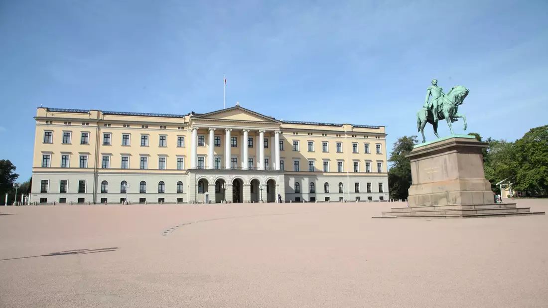 Ein Mann soll einen oder mehrere Molotowcocktails auf das norwegische Königsschloss geworfen haben. - Bild: Steffen Trumpf/dpa