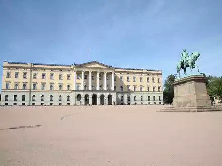 Ein Mann soll einen oder mehrere Molotowcocktails auf das norwegische Königsschloss geworfen haben. - Foto: Steffen Trumpf/dpa