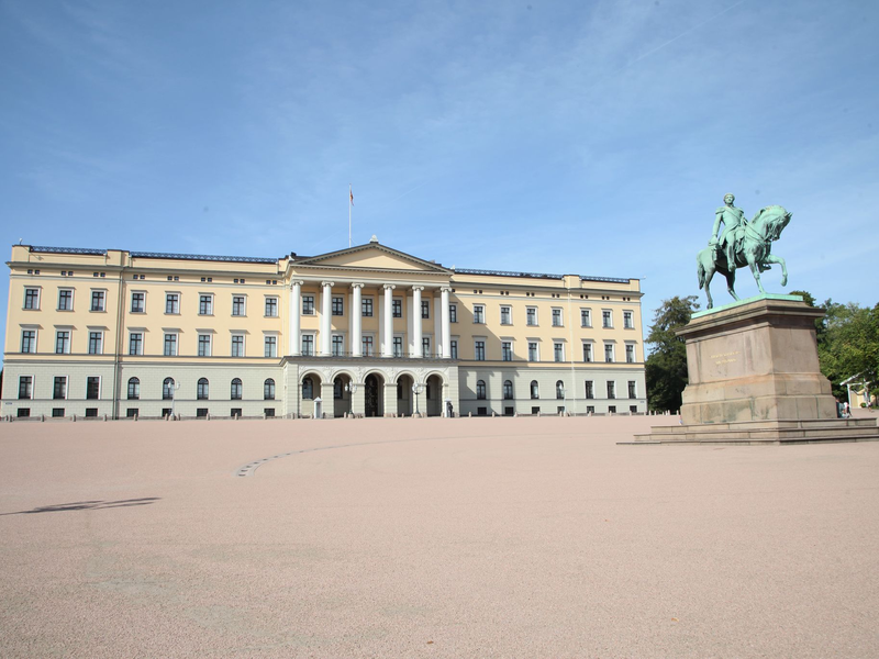 Ein Mann soll einen oder mehrere Molotowcocktails auf das norwegische Königsschloss geworfen haben. - Foto: Steffen Trumpf/dpa