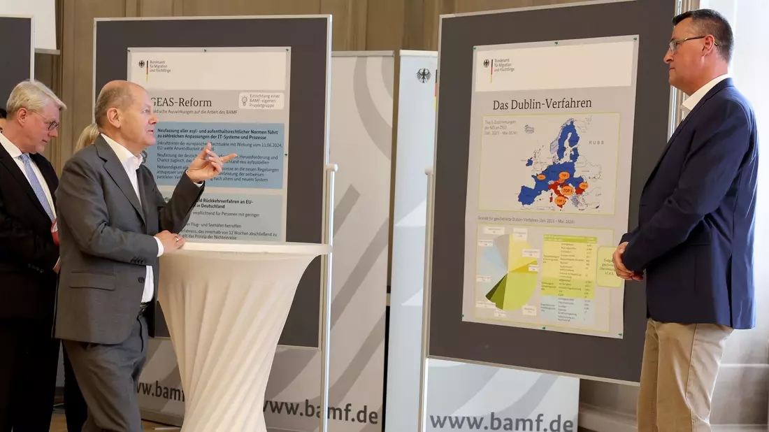 Bundeskanzler Scholz hat Bemühungen der Bundesregierung zugesagt, das Dublin-Verfahren zur Rücknahme von Flüchtlingen zu verbessern. - Bild: Daniel Löb/dpa Pool/dpa