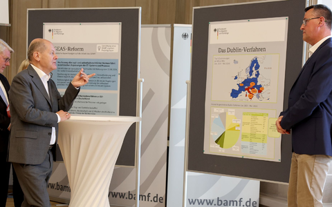 Bundeskanzler Scholz hat Bemühungen der Bundesregierung zugesagt, das Dublin-Verfahren zur Rücknahme von Flüchtlingen zu verbessern. - Foto: Daniel Löb/dpa Pool/dpa